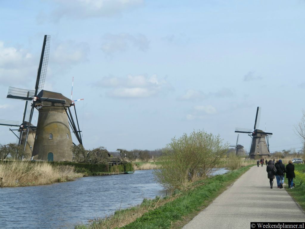 De rijen molens zijn alleen te voet, per fiets of in een rondvaartboot goed te bezichtigen.  De molens van Kinderdijk staan aan de openbare weg.Tip: Ga varen in een opblaasbare kajak of rubberboot.